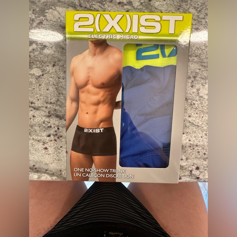 2(X)IST 
Men's Electric No-Show Trunk